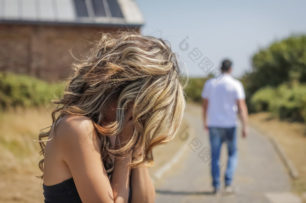 郁郁寡欢的人和愤怒的女人在<strong>争吵</strong>后离开