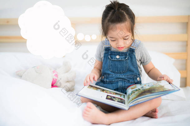 女孩读一本书