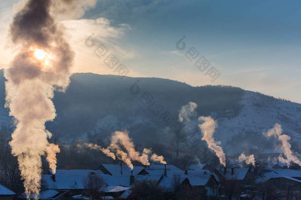 美丽的冬天风景与浓烟从<strong>房子</strong>的烟囱，在一个明亮、 冷，早晨，在偏远的农村，在欧洲