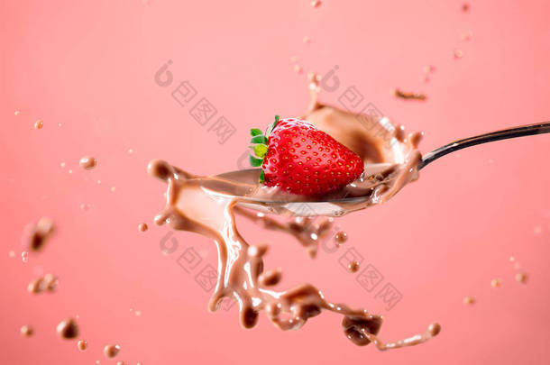 草<strong>莓</strong>牛奶被隔绝在红色中飞溅