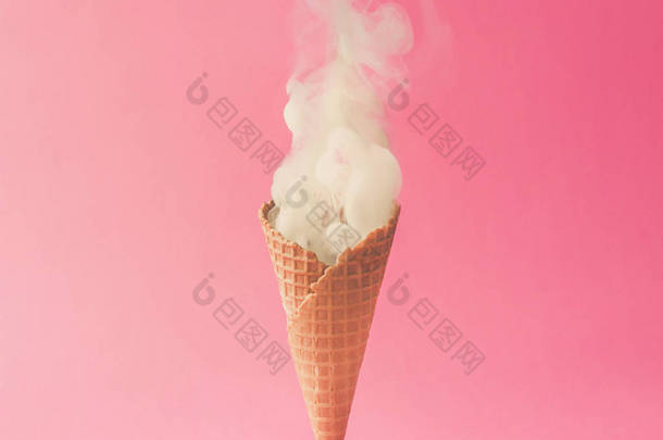 冰蛋筒冰淇淋和白烟