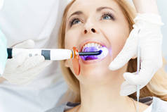 在牙医病人美白牙齿