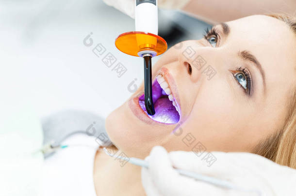 在牙医病人美白牙齿