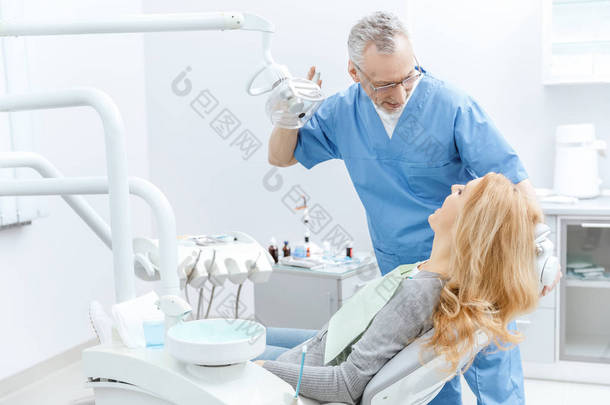 患者在牙科诊所看牙医