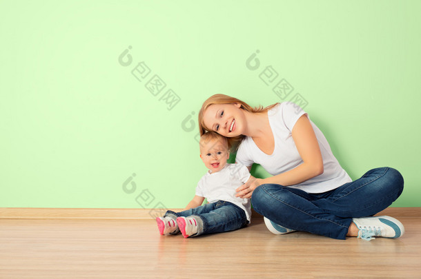 <strong>幸福</strong>的家庭的母亲和孩子坐在这个空心地板上