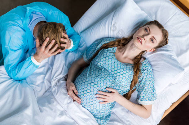 怀孕的妇女和男子在医院