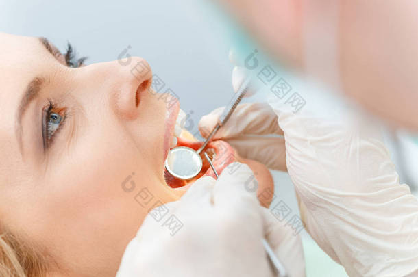 在<strong>牙科</strong>检查的病人 