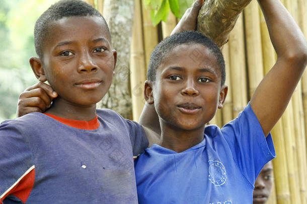 年轻英俊的马达加斯加男孩微笑