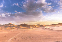 中国敦煌-2014 年 8 月 5 日︰ 沙丘的我国敦煌戈壁沙漠