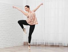 年轻美丽的芭蕾舞演员培训
