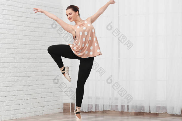 年轻美丽的芭蕾舞演员<strong>培训</strong>