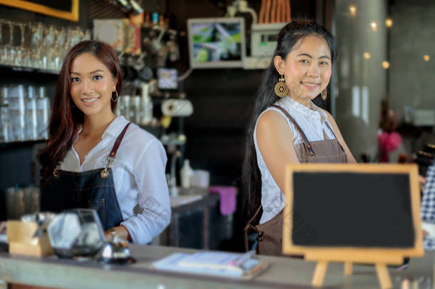 亚洲妇女咖啡师微笑和使用咖啡机的咖啡 s