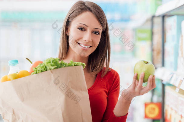 女人抱着购物袋的<strong>蔬菜</strong>