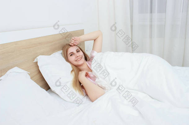 一个漂亮的女孩在床上休息