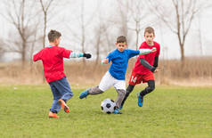 孩子足球-足球场儿童球员比赛