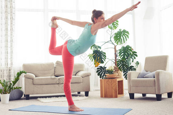 瑜伽瑜伽垫在客厅里轻松的女人
