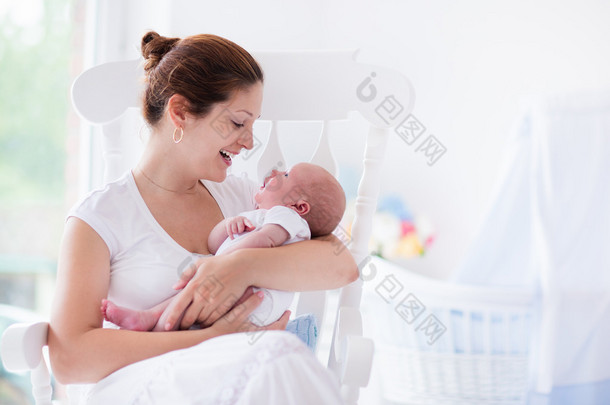 年轻的母亲和刚出生的<strong>婴儿</strong>，在白色的卧室里