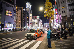 日本东京-2017 年 1 月 3 日︰ 新宿，东京，日本。2017 年 1 月 3 日的街头生活，光迹和广告牌在新宿的歌舞伎町在晚上.