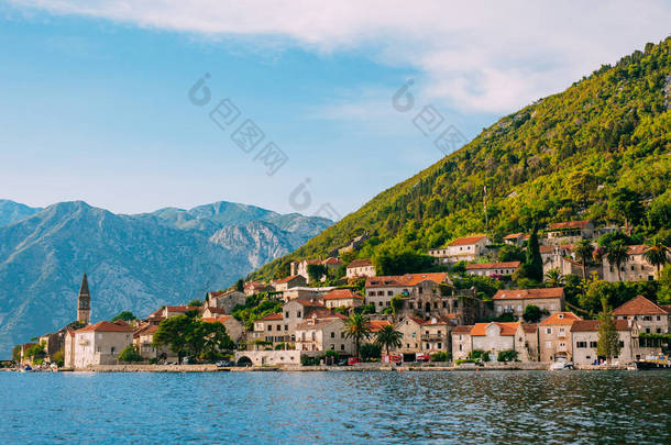 钓鱼 Perast 镇旧海岸的科托尔湾