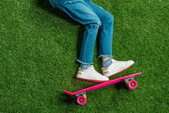 女孩躺在草地上的滑板 