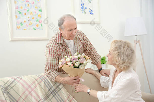老人给他的妻子在家里的花