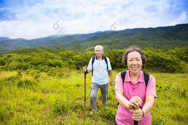 幸福的高级夫妇在山上徒步旅行