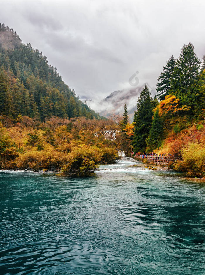 美妙的风景的波光粼粼的湖面，九寨沟自然保护区