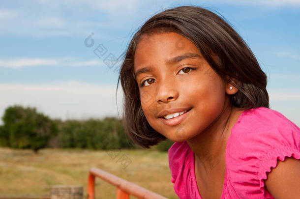 西班牙裔美国人的小女孩，在外面玩.