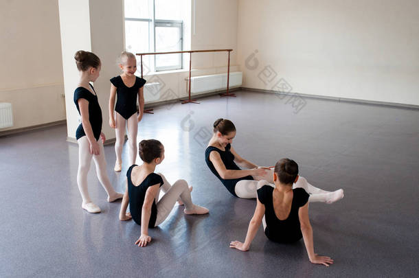 少女从事舞蹈芭蕾舞班.
