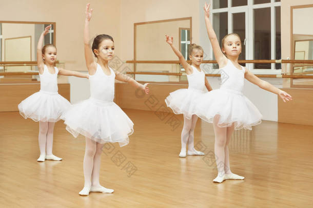 一群漂亮的小女孩在课堂上练习芭蕾