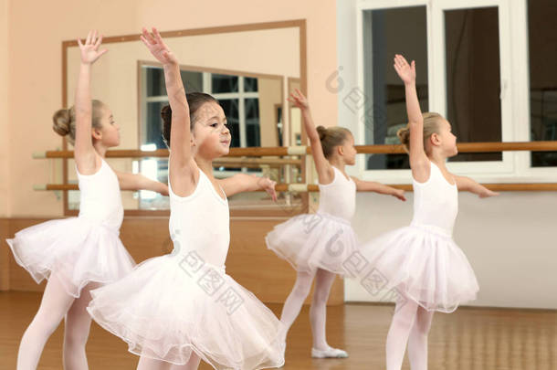 一群漂亮的小<strong>女孩</strong>在课堂上练习芭蕾