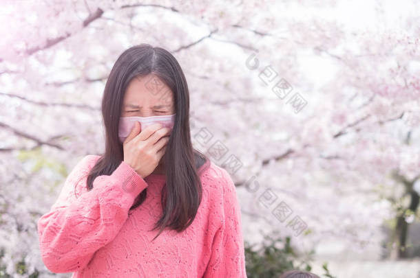 女人戴口罩