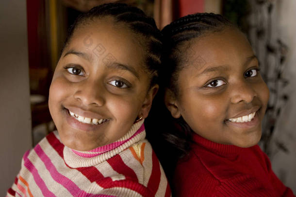 非洲裔美国姐妹和最好的朋友笑.