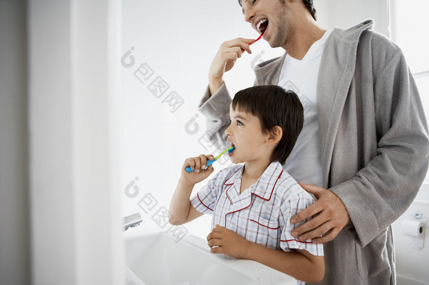 父亲和儿子刷牙