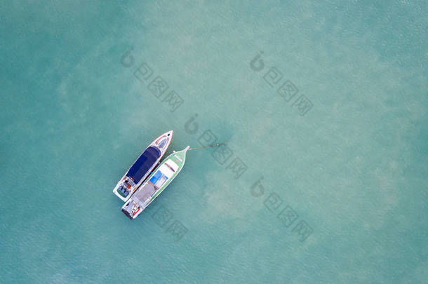 尿湿了的船停泊在普吉岛省，Tha 查湾海