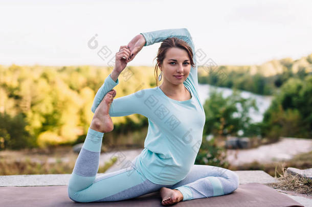 在公园里做瑜伽练习的漂亮女人