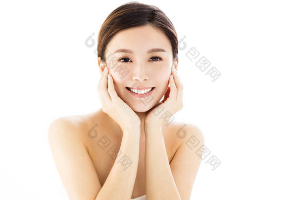 美丽微笑的女人，皮肤护理治疗