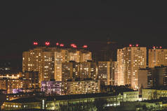 居住面积在沃罗涅日市的夜景全景空中冬季城市景观