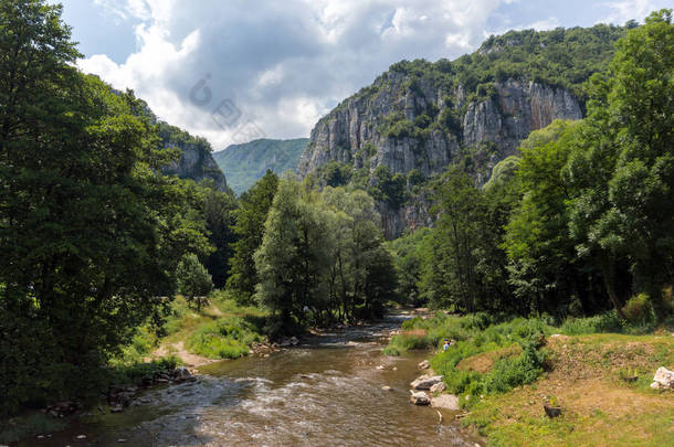 惊人的耶尔马河峡谷，在 Vlaska 山，季米特洛夫格勒区域观点