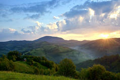 在山景观的雄伟日落。暴风雨前的阴天。喀尔巴阡、 罗马尼亚、 欧洲。美丽世界.