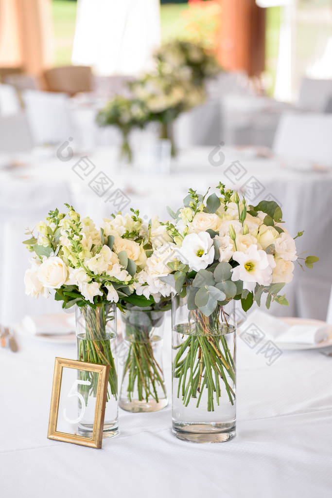 婚礼仪式的装饰品。鲜花特写.浪漫婚礼