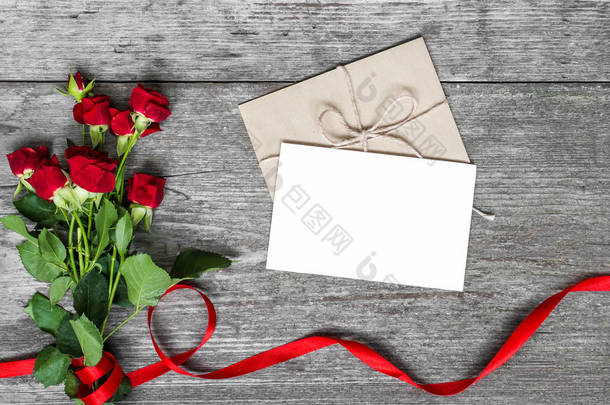 空白的白色贺卡和信封用<strong>红玫瑰</strong>鲜花