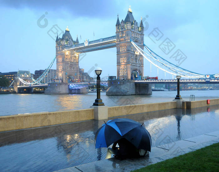 伦敦英国年月著名大本钟塔和伦敦红色公共汽图片-包图网企业站