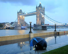 伦敦塔桥，夫妇带着伞，雨天伦敦，英国