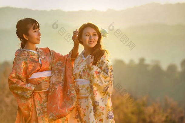 有吸引力的亚洲女人穿着传统日本和服