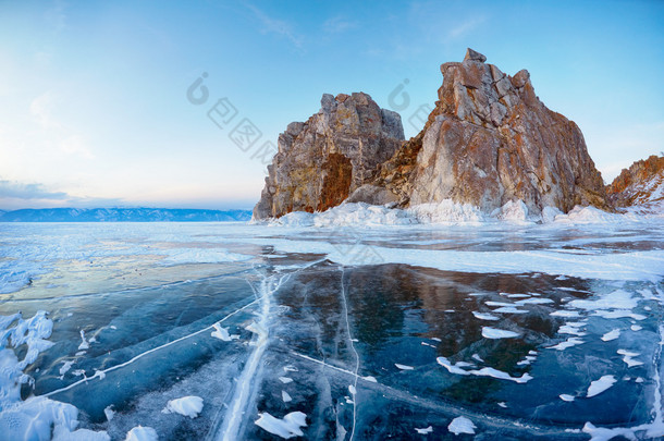 沙曼卡河上贝加尔湖山