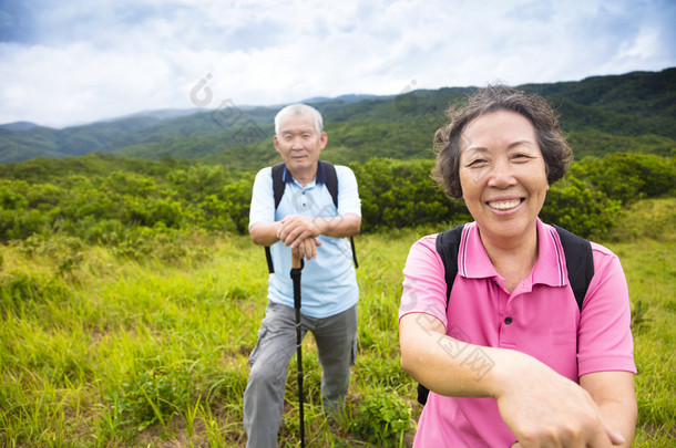 幸福的高级夫妇在山上徒步旅行