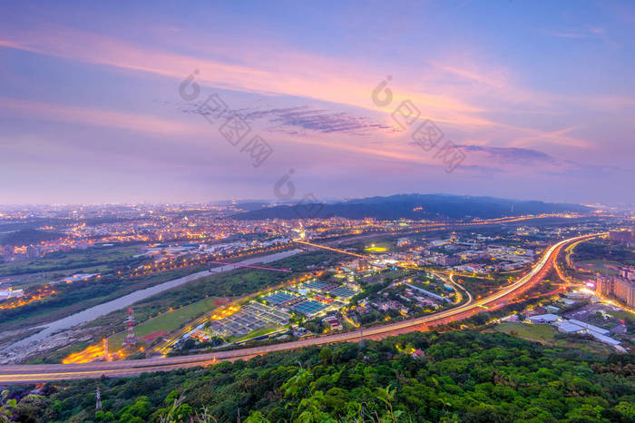 台北的夜景道路施工