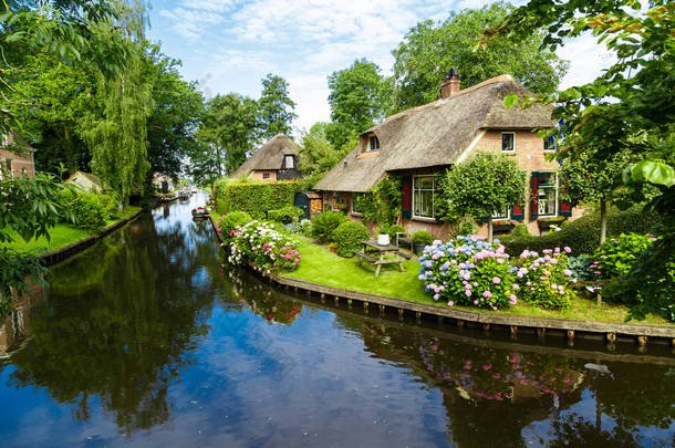 Giethoorn Village Scene