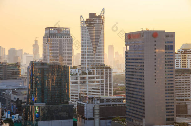 曼谷城市景观、 商务区高层建筑在日落时分 （曼谷，泰国)